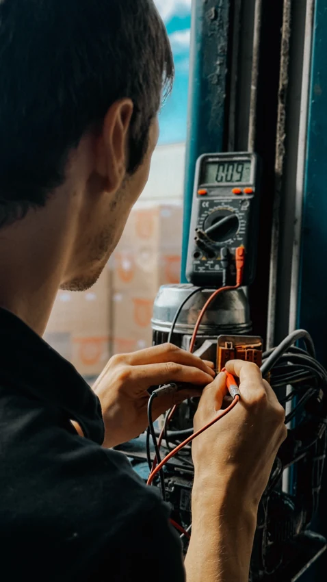 Een technicus controleert een elektrische installatie
